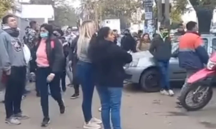 Le pegaron un tiro en F. Varela, tras ser trasladado al Hospital de Solano murió. Familiares atacaron a los médicos